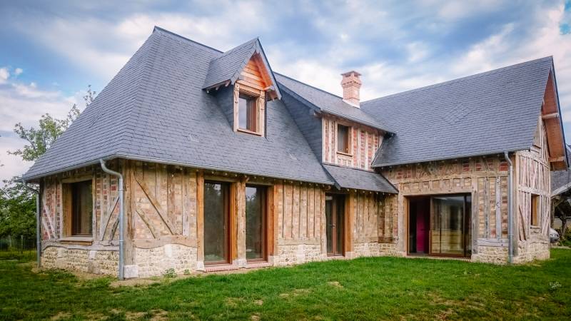 Restauration d'une grange et construction d'une maison normande en colombages à Deauville proche Lisieux dans le Calvados 14